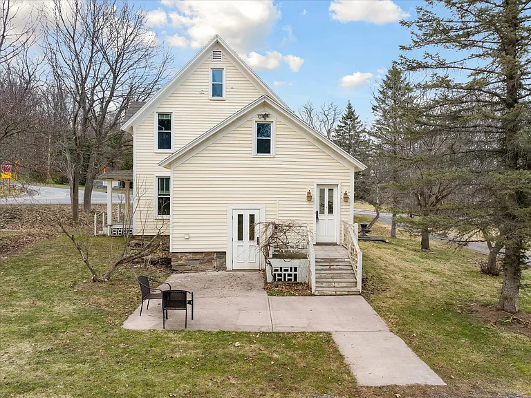 139 College St — Photo 4