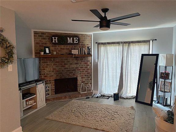 3rd image of 111 River Point Dr APT A