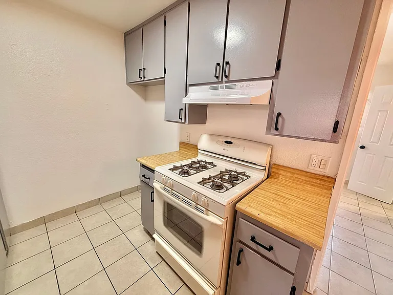 4037 Winona Ave — Photo 6