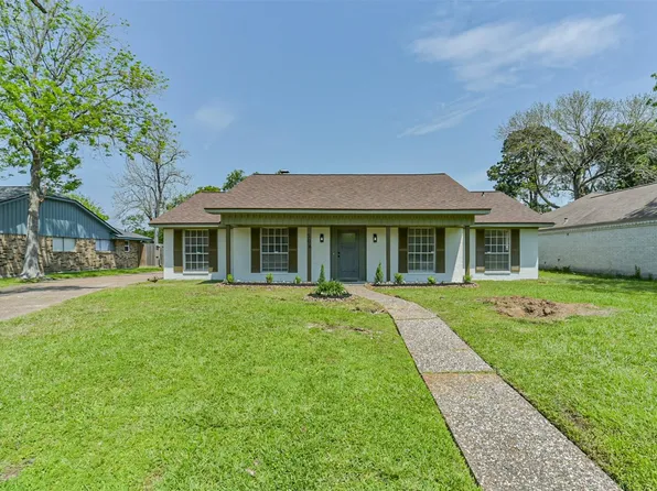 306 Red Bud Ln, Baytown, TX 77520