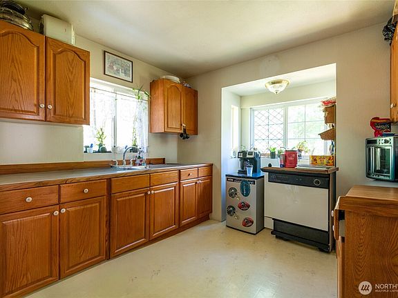 3rd image of 5411 62nd Avenue SW