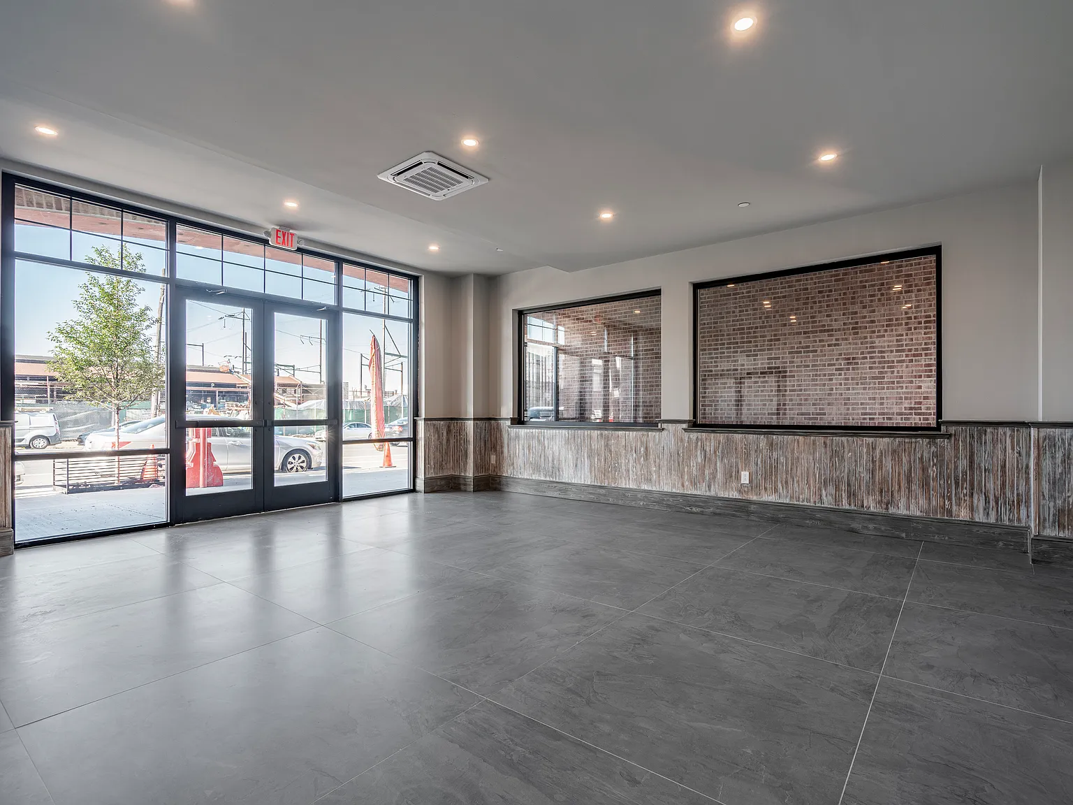 2401 Washington Ave — Photo 1