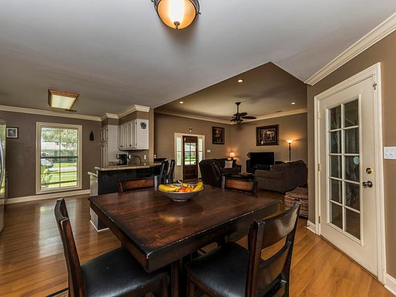 4th image of 127 Lynn Dr