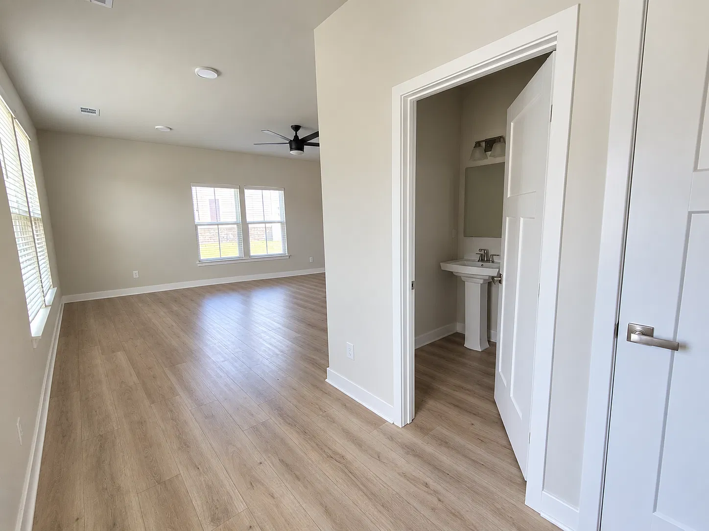 3 bed, 2.5 bath, 1728 sqft, $3,199 — Photo 4