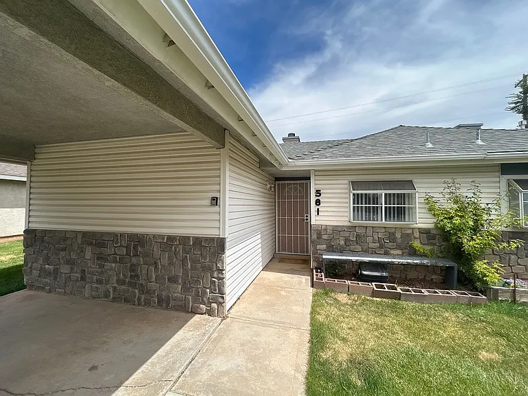 581 S 225 W — Photo 2