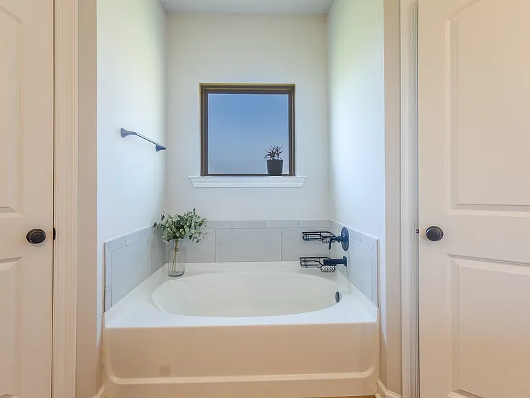 1835 Bowen Rd — Photo 17