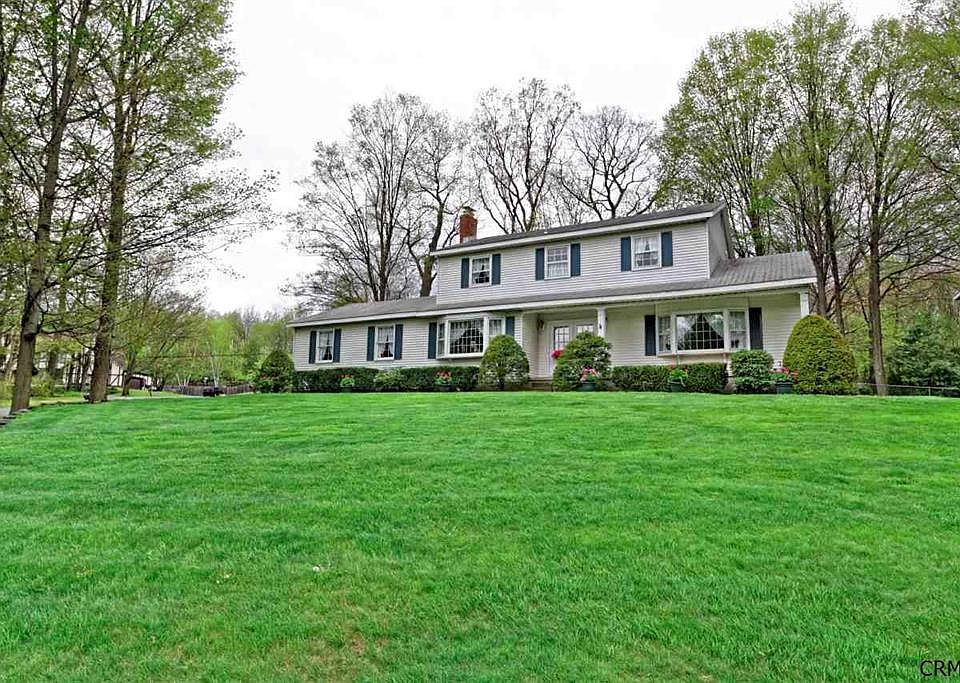 1st image of 32 Pinewood Dr