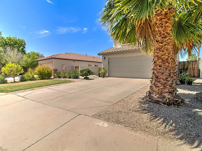 2576 E Brooks St — Photo 3
