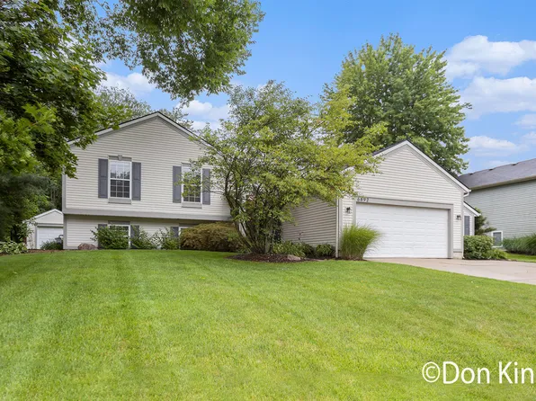 6892 Lake Bluff Dr NE, Comstock Park, MI 49321