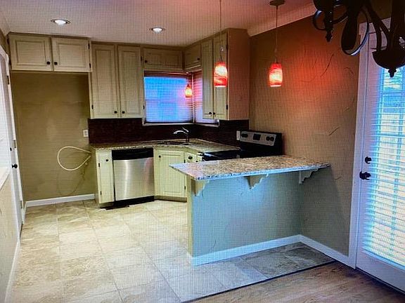 3rd image of 1303 Carlisle Ct