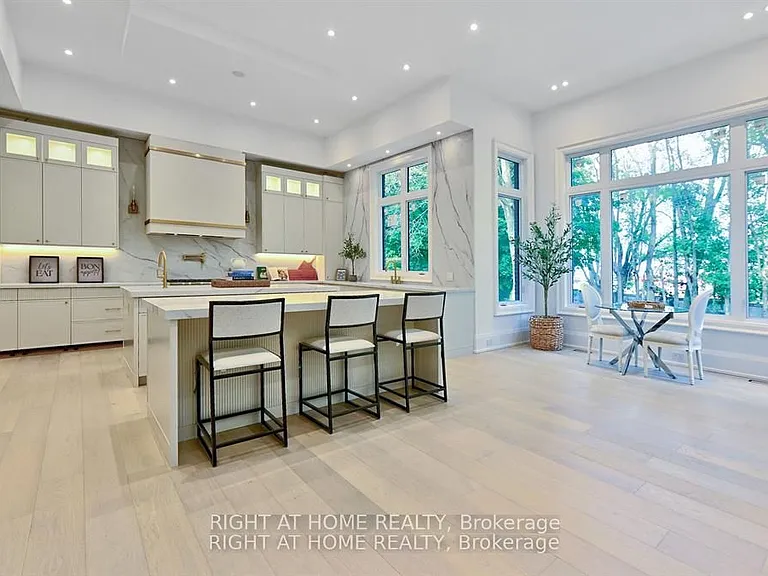 27 Hurlingham Cres — Photo 9
