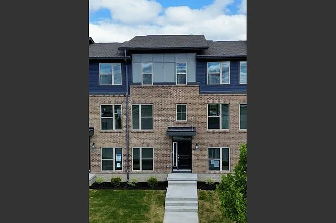3 bed, 3.5 bath, 2073 sqft, $2,595 — Photo 2