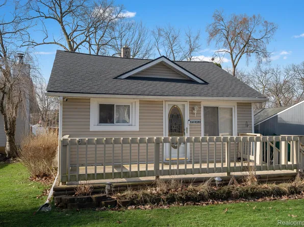 3941 Hazelett Dr, Waterford, MI 48328