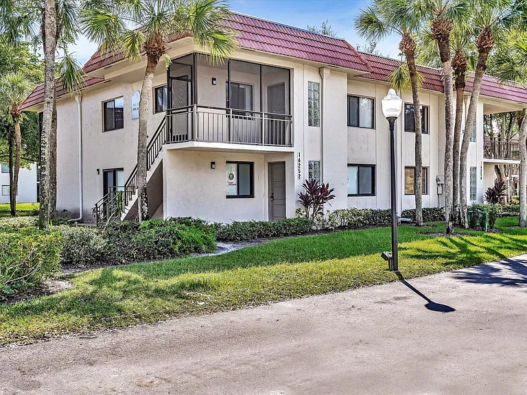 16252 Laurel Dr #201 — Photo 2