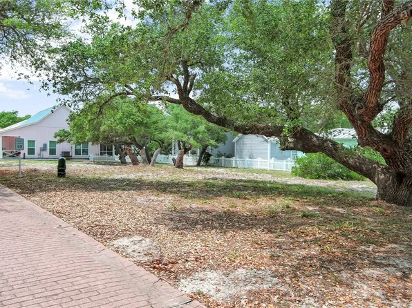 39 Old Cottage Beach Dr, Rockport, TX 78382