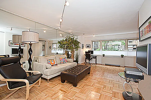 Sold by R New York | media 5