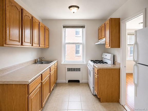 3rd image of 30-11 Parsons Boulevard #4O