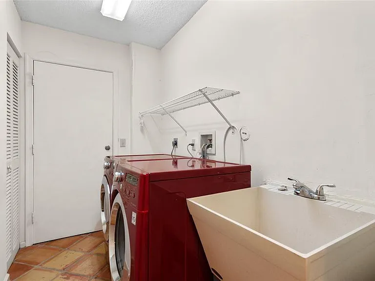 8170 Hampton Wood Dr — Photo 16
