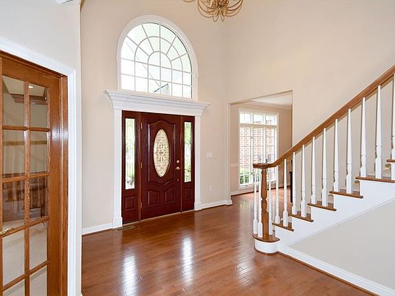 3rd image of 106 Lyndhurst Cir