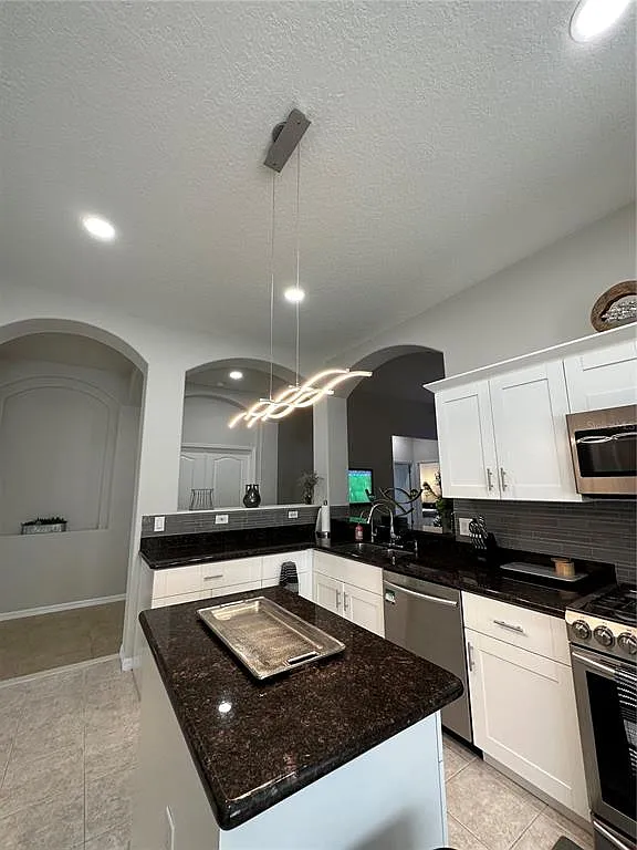 4 bed, 2.0 bath, 2008 sqft, $2,600 — Photo 1