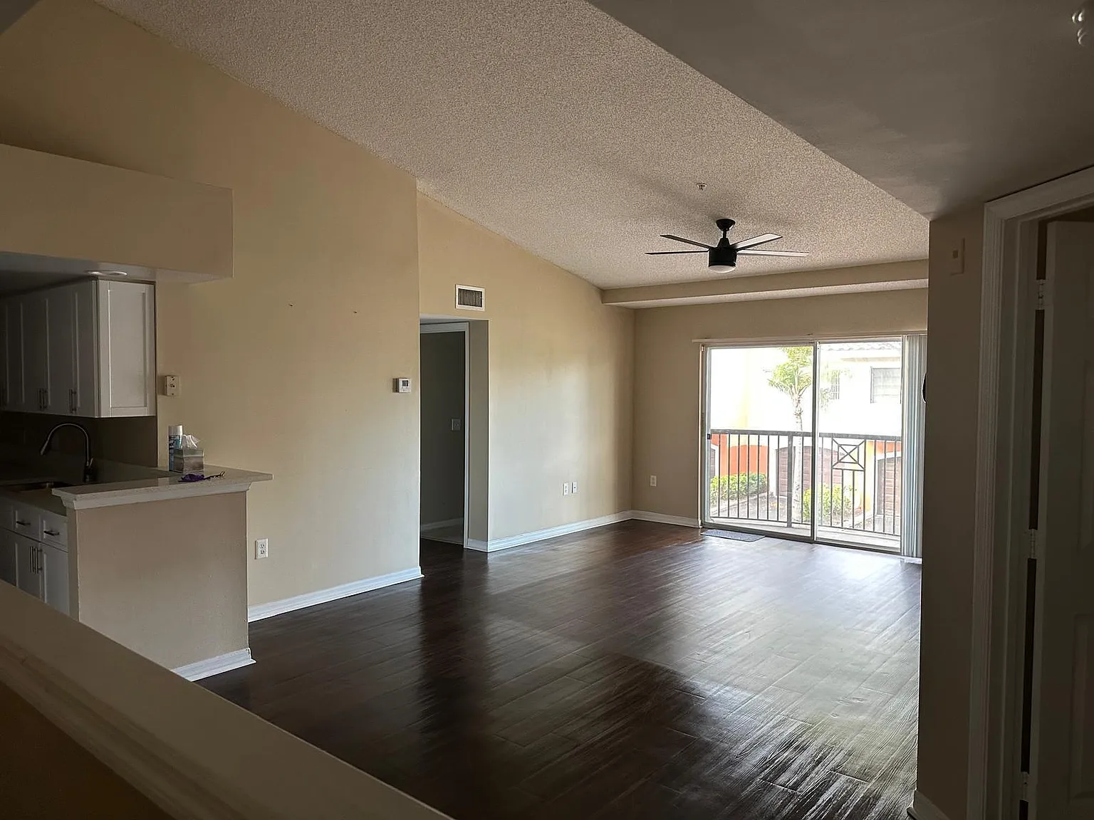 3 bed, 2.0 bath, 1220 sqft, $2,400 — Photo 4