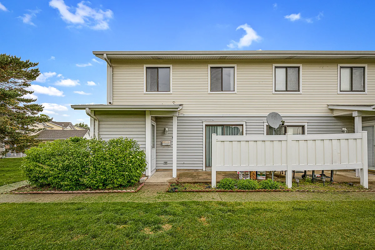 2 bed, 1.5 bath, 1340 sqft, $2,200 — Photo 1