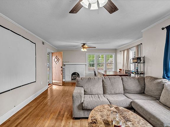 4th image of 506 Hillside Dr