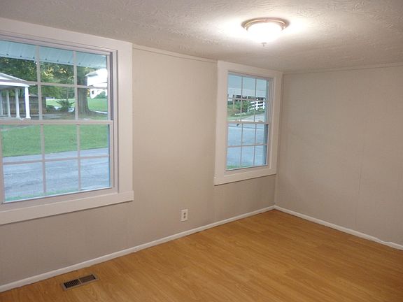 4th image of 131 Etowah Dr
