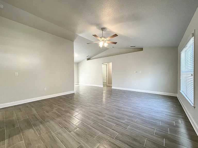 427 Petteway Dr — Photo 3