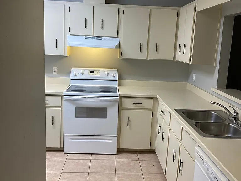 505 Bristol Dr — Photo 5