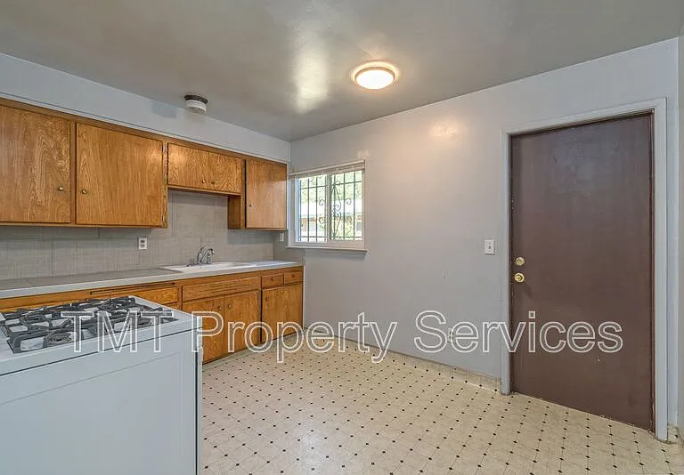 2431 33rd St — Photo 5