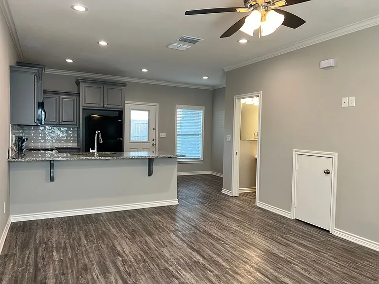 1655 S Kennedy Ave — Photo 5