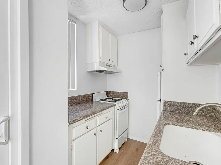 727 Westbourne — Photo 12
