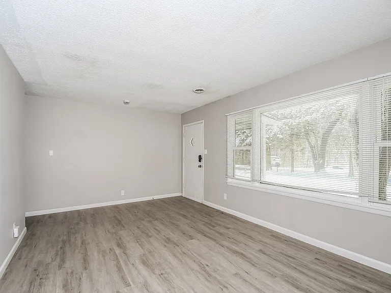 807310_018_living_room_13574468.jpg