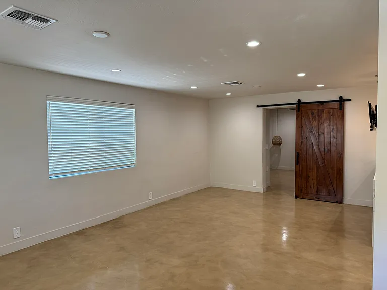 426 S Stratford Dr — Photo 4