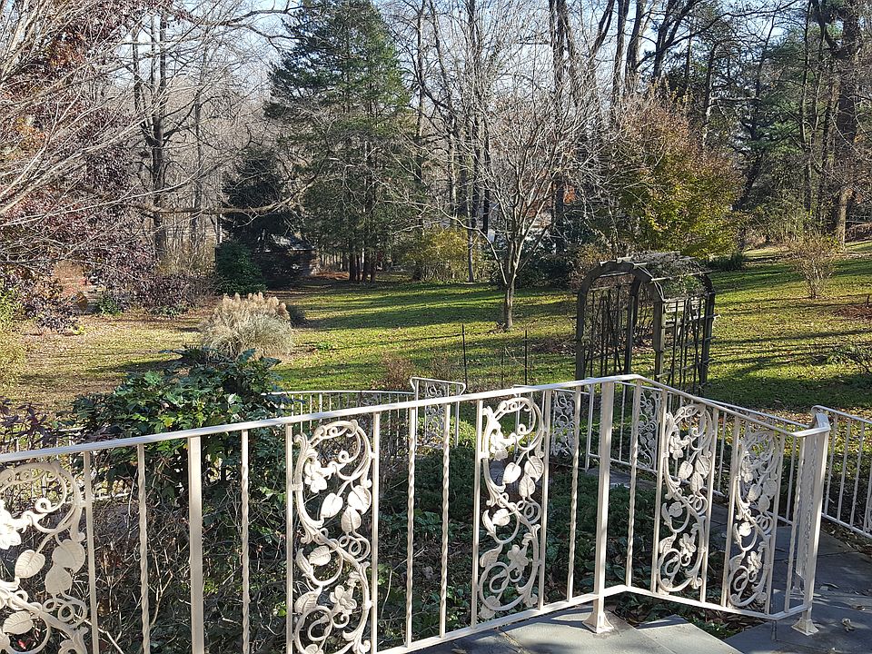 2nd image of 1621 Chinquapin Rd