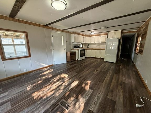 3rd image of 519 Lone Robin St