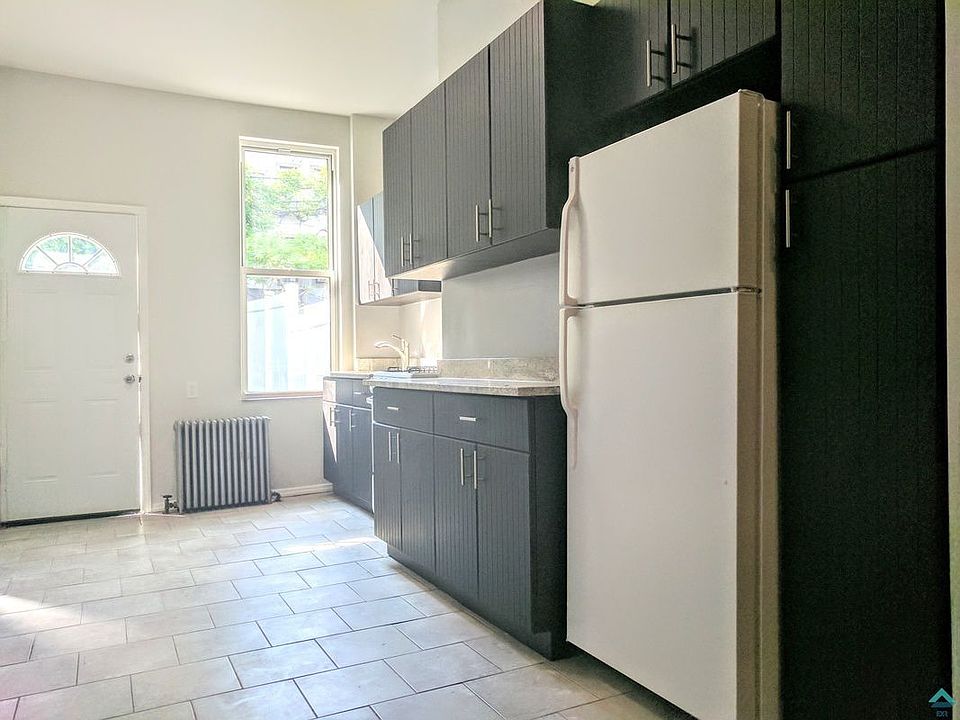 1st image of 215 Suydam St APT 1R
