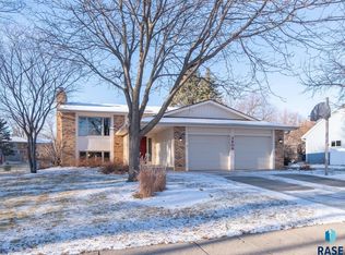 3809 S Slaten Park Dr, Sioux Falls, SD 57103