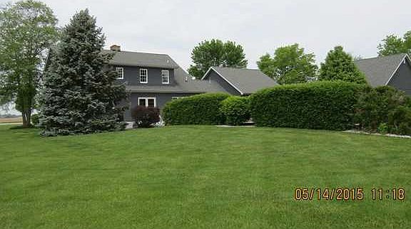 Exterior Back. Privacy hedge around pool
