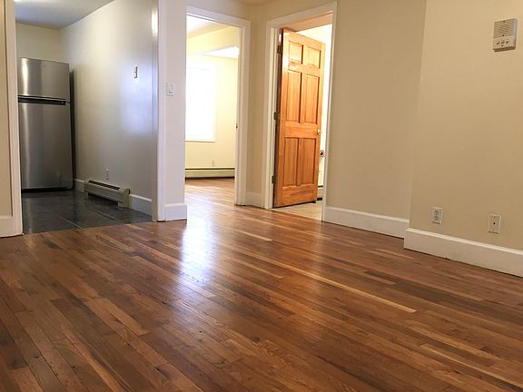 5th image of 206 Christopher Columbus Dr APT 1