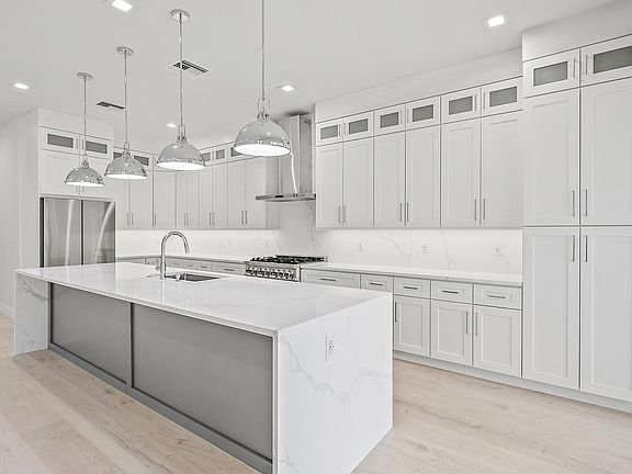 5th image of 10918 Grande Blvd
