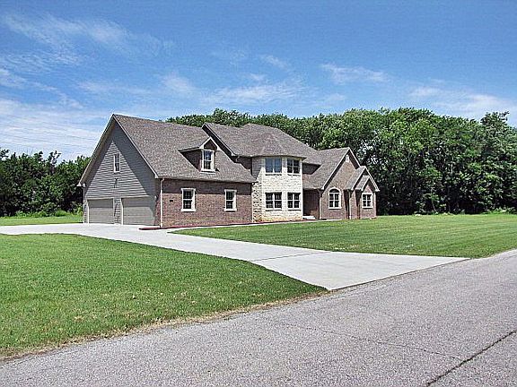 2nd image of 704 Tanglewood Dr