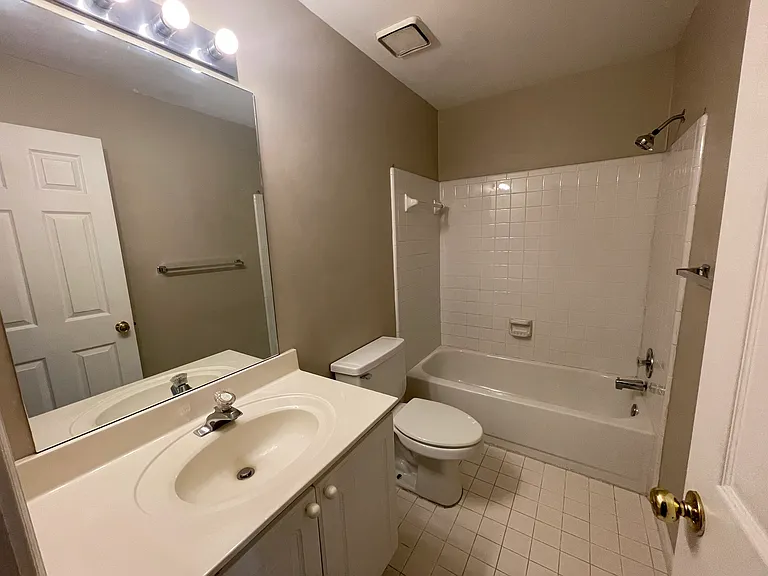 588 Parliament St — Photo 27