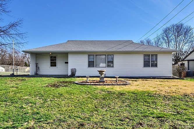 1st image of 779 Loekes Dr
