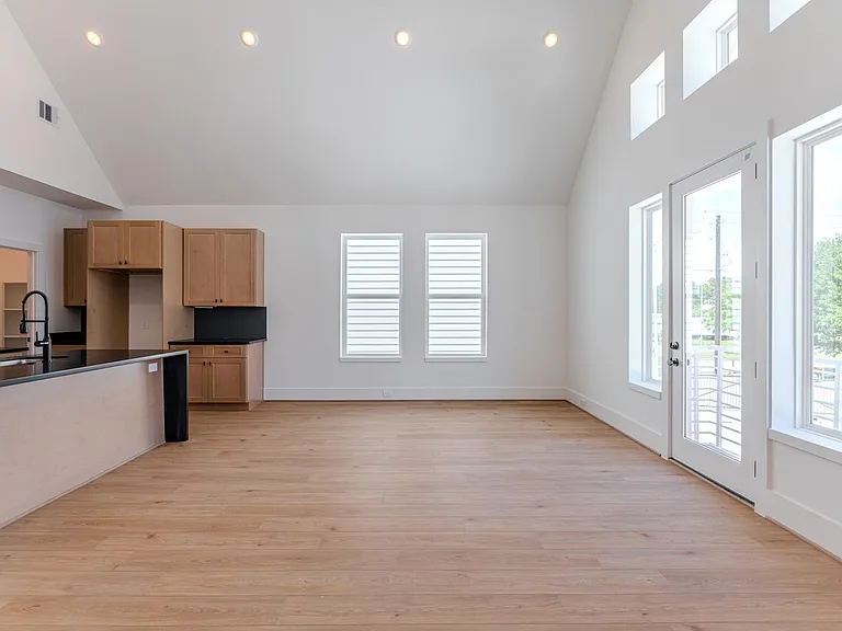 7605 Victory Reserve St — Photo 8