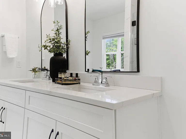 916 Waterview Dr — Photo 3