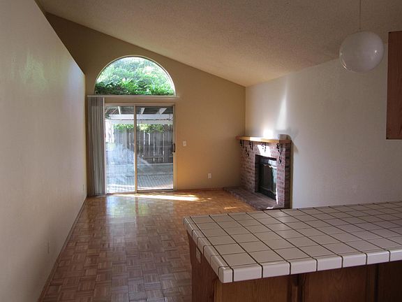 4th image of 932 E Atlantic Ave