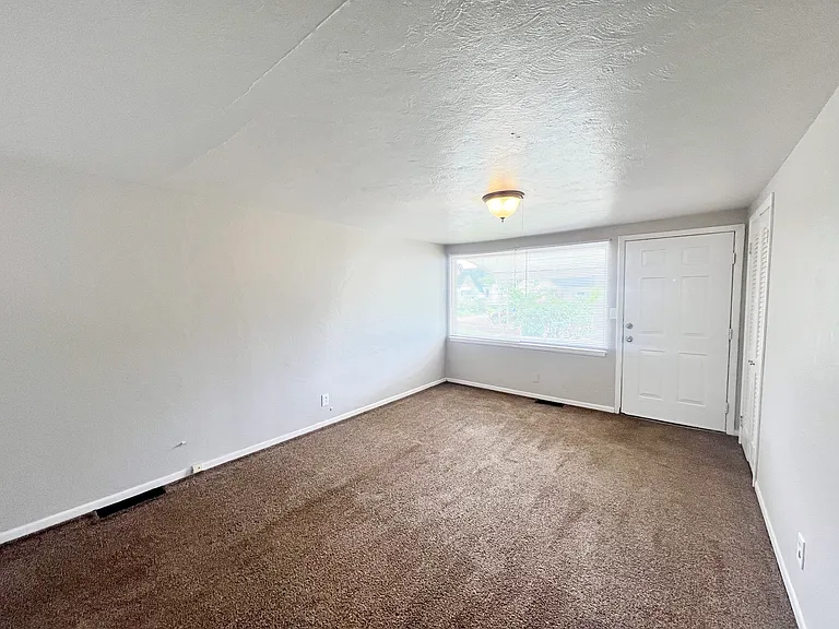 811 E Lake Ave — Photo 15