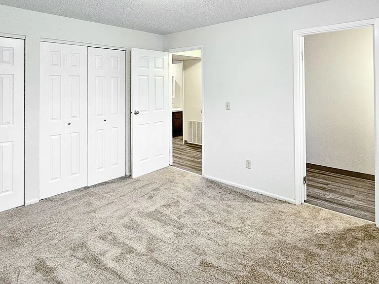 Avalon Court Apartments — Photo 60